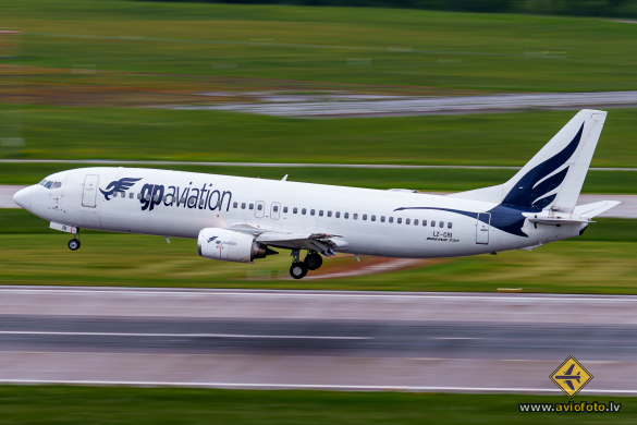 Boeing 737-446